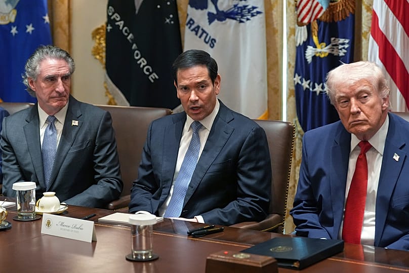 وزير الخارجية الأمريكي ماركو روبيو يتحدث خلال اجتماع للحكومة في البيت الأبيض، فيما يستمع الرئيس الأمريكي دونالد ترامب ووزير الداخلية دوغ بورغوم، في واشنطن، 26 مارس 2026.