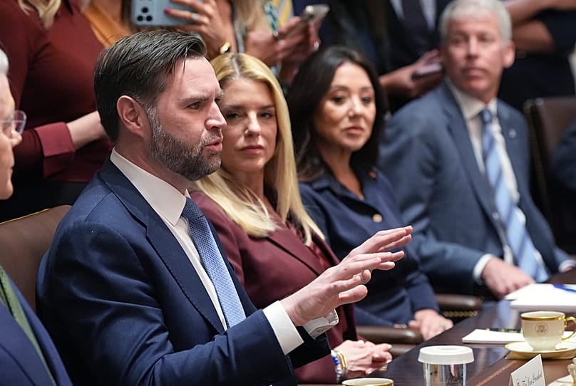 نائب الرئيس الأمريكي جيه دي فانس يتحدث خلال اجتماع للحكومة في البيت الأبيض واشنطن، 26 مارس 2026.