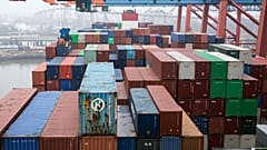 Contenedores son descargados por un carguero en la terminal Eurokai (Eurogate) en el puerto de Hamburgo, Alemania, 22 de marzo de 2019.