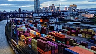 يتم تخزين الحاويات في محطة شحن في فرانكفورت، ألمانيا، يوم الاثنين 23 فبراير 2026. 