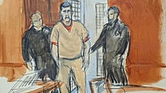 O ex-presidente venezuelano Nicolás Maduro é escoltado até uma sala de audiências federal em Manhattan, 26 de março de 2026