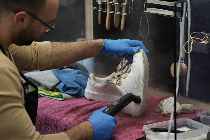 ΑΡΧΕΙΟ: Εργαζόμενος καθαρίζει ένα μεταχειρισμένο αθλητικό παπούτσι στη SneakCoeurZ, μια μη κερδοσκοπική εταιρεία που ανακυκλώνει υποδήματα στη Γαλλία, 25 Μαρτίου 2026