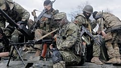 Pro-russische Kämpfer im Donbass im Jahr 2014: Der Italiener Gianni Cenni kämpfte in der Ostukraine, bevor er nach seiner Rückkehr wegen sexueller Nötigung verhaftet wurde