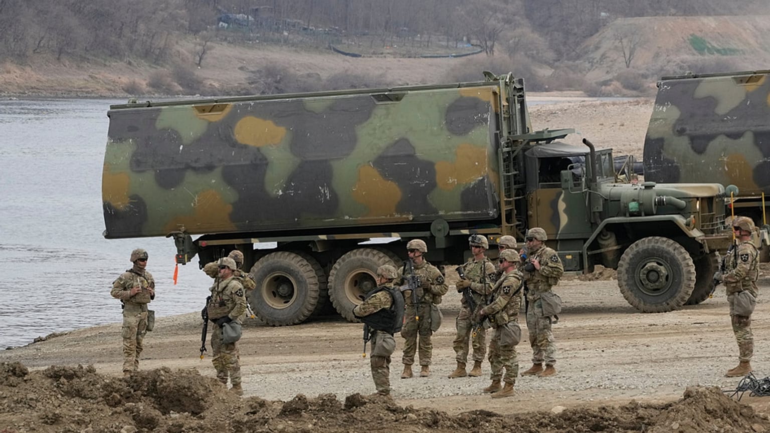 جنود من الجيش الأمريكي ضمن مناورات "فريدوم شيلد"، في يونتشون بكوريا الجنوبية، السبت 14 مارس 2026.