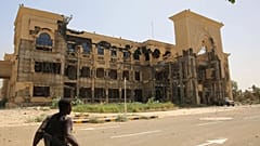 Un soldato davanti al Palazzo Repubblicano di Khartoum, il 21 marzo 2025