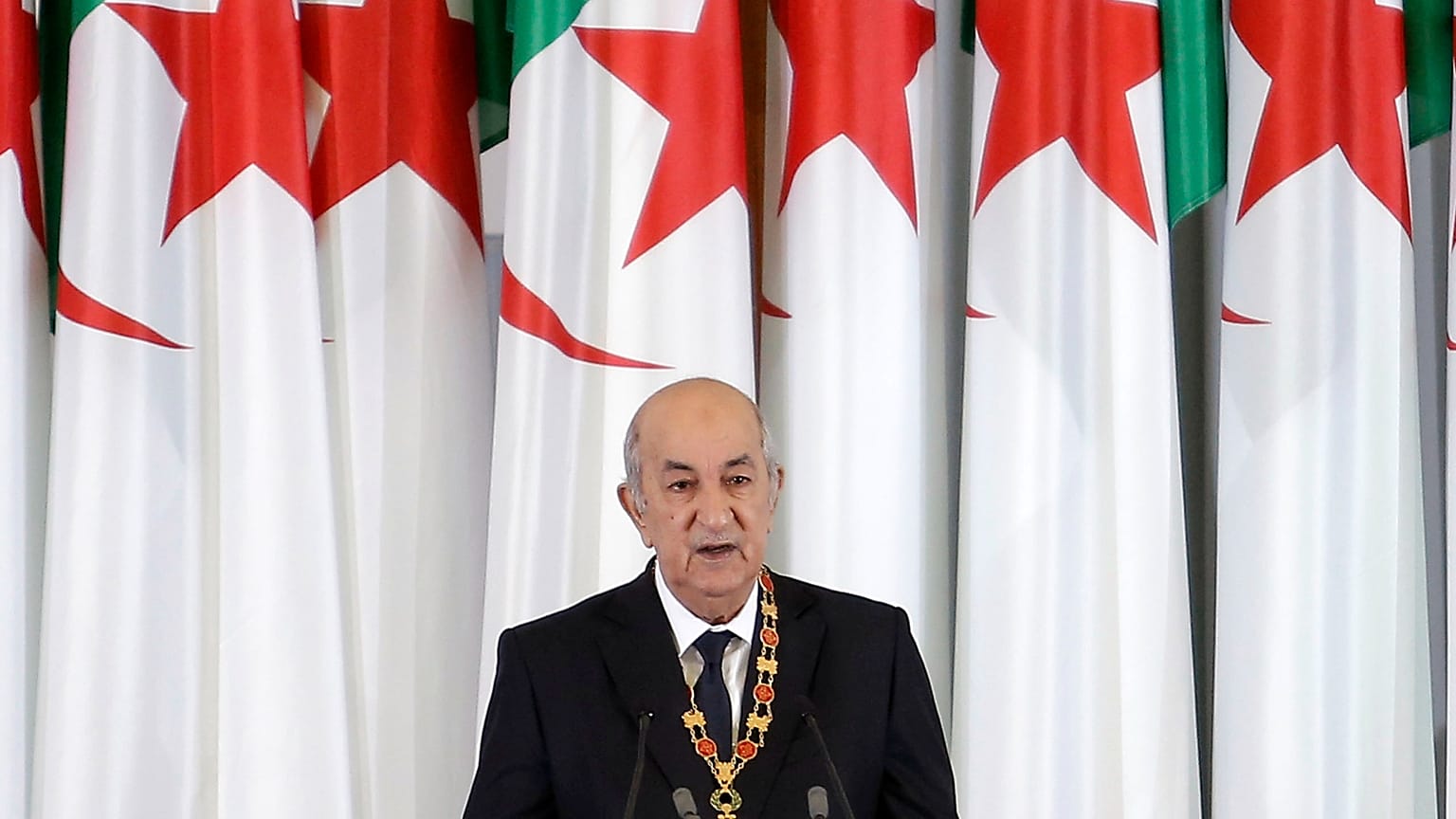 El presidente argelino Abdelmadjid Tebboune pronuncia un discurso durante la ceremonia de investidura en el palacio presidencial de Argel, Argelia, el jueves 19 de diciembre
