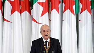El presidente argelino Abdelmadjid Tebboune pronuncia un discurso durante la ceremonia de investidura en el palacio presidencial de Argel, Argelia, el jueves 19 de diciembre