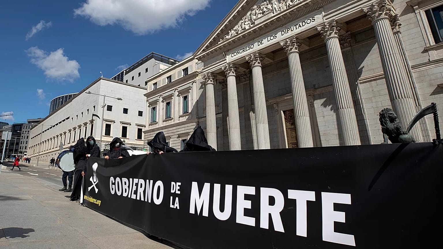 ARCHIVO - Manifestantes contra la eutanasia se congregan frente al Parlamento español en Madrid, España, el jueves 18 de marzo de 2021.