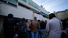 Άνθρωποι συγκεντρώνονται έξω από το νοσοκομείο όπου πέθανε η Noelia Castillo, στο Sant Pere de Ribes της Ισπανίας, στις 26 Μαρτίου 2026.