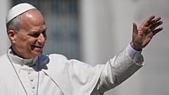 Papst Leo XIV. grüßt die Gläubigen, als er am Ende seiner wöchentlichen Generalaudienz den Petersplatz im Vatikan verlässt, Mittwoch, 25. März 2026.