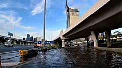 Dubai: Straßen überflutet