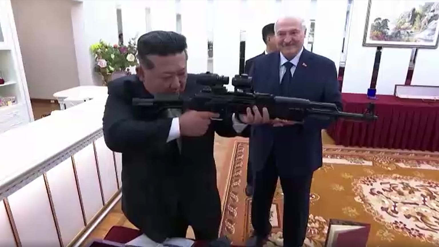 Belarus: Lukaschenko schenkt Kim Jong Un Sturmgewehr