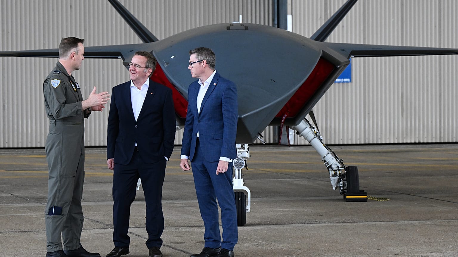 RAAF-Air-Marschall Chappell, Verteidigungsminister Boris Pistorius und Australiens Verteidigungsminister Conroy vor einer Ghost-Bat-Drohne in Ipswich, Australien, 27.03.2027