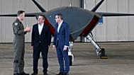 RAAF-Air-Marschall Chappell, Verteidigungsminister Boris Pistorius und Australiens Verteidigungsminister Conroy vor einer Ghost-Bat-Drohne in Ipswich, Australien, 27.03.2027