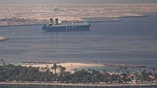 یک کشتی باری در حال ترک بندر دبی، امارات متحده عربی، یکشنبه، ۱۵ مارس ۲۰۲۶ دیده می‌شود.