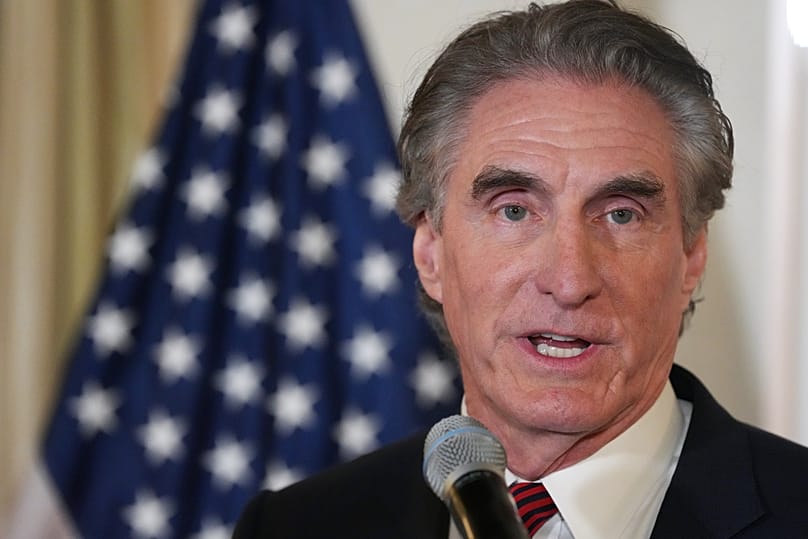 ΑΡΧΕΙΟ - Ο υπουργός Εσωτερικού Νταγκ Μπέργκαμ εκφωνεί ομιλία στη δεξίωση του Υπουργικού Φόρουμ και Επιχειρηματικού Συνεδρίου για την Ενεργειακή Ασφάλεια στον Ινδο-Ειρηνικό, στις 13 Μαρτίου 2026, στο Τόκιο. 