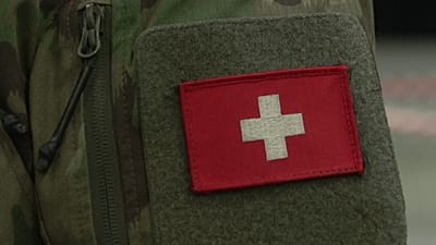 Insegne di fuoco sull'uniforme del colonnello Ludovic Monnerat, comandante del satellite dell'esercito svizzero.