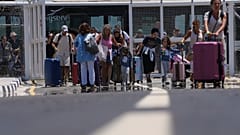 Evakuierte aus Israel kommen am Flughafen von Larnaca, Zypern, an, Dienstag, 24. Juni 2025