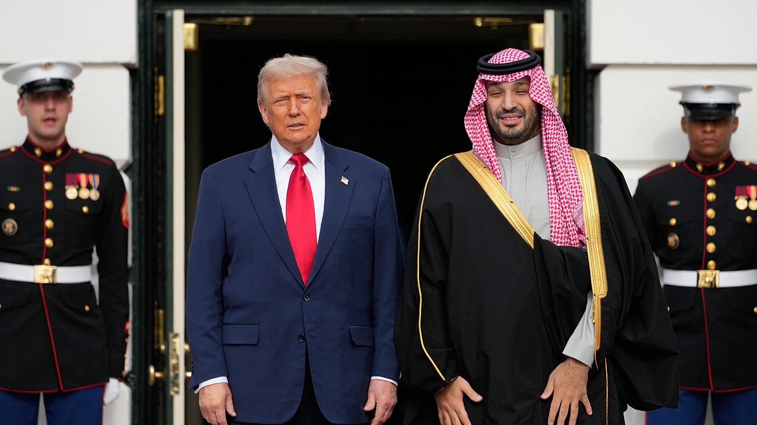 استقبل الرئيس دونالد ترامب ولي العهد السعودي الأمير محمد بن سلمان في البيت الأبيض، يوم الثلاثاء 18 نوفمبر/تشرين الثاني 2025، في واشنطن. (صورة من وكالة أسوشييتد برس/مارك شيفيلب