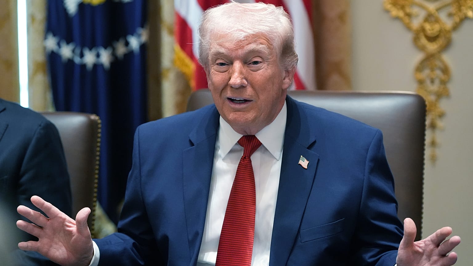 الرئيس دونالد ترامب يتحدث خلال اجتماع لمجلس الوزراء في البيت الأبيض.