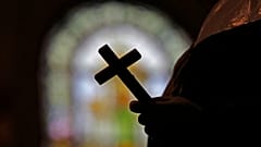 Foto eines katholischen Kreuzes in einer Kirche.