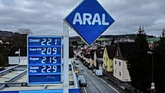 Eine Benzinpreistafel wird an einer Tankstelle in Neu-Anspach bei Frankfurt am Main gezeigt, Freitag, 27. März 2026