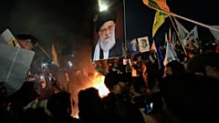 يلوح المسلمون الشيعة بالأعلام الإيرانية ويحملون صورة الزعيم الراحل آية الله علي خامنئي خلال يوم القدس السنوي