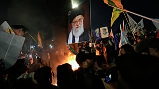 يلوح المسلمون الشيعة بالأعلام الإيرانية ويحملون صورة الزعيم الراحل آية الله علي خامنئي خلال يوم القدس السنوي