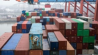 Almanya’nın Hamburg limanındaki Eurokai terminalinde (Eurogate) bir yük gemisinden boşaltılan konteynerler. / 22 Mart 2019