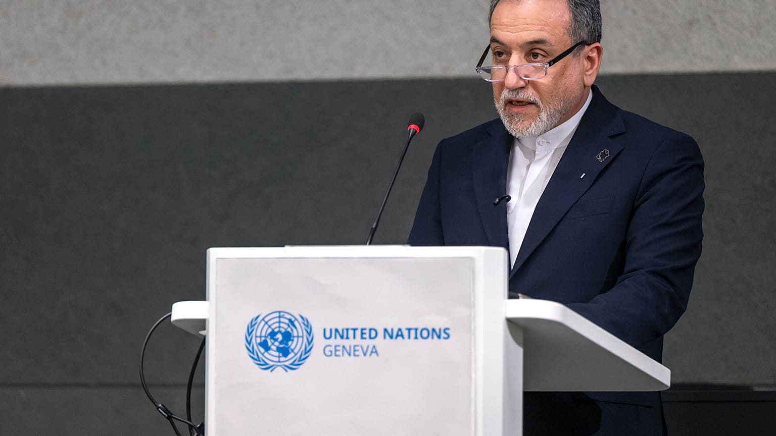 وزير الخارجية الإيراني عباس عراقجي يتحدث خلال مؤتمر نزع السلاح، في المقر الأوروبي للأمم المتحدة في جنيف، سويسرا، الثلاثاء 17 فبراير/شباط 2026. (مارشال تريزيني/كيستون عبر وكالة
