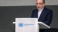 وزير الخارجية الإيراني عباس عراقجي يتحدث خلال مؤتمر نزع السلاح، في المقر الأوروبي للأمم المتحدة في جنيف، سويسرا، الثلاثاء 17 فبراير/شباط 2026. (مارشال تريزيني/كيستون عبر وكالة