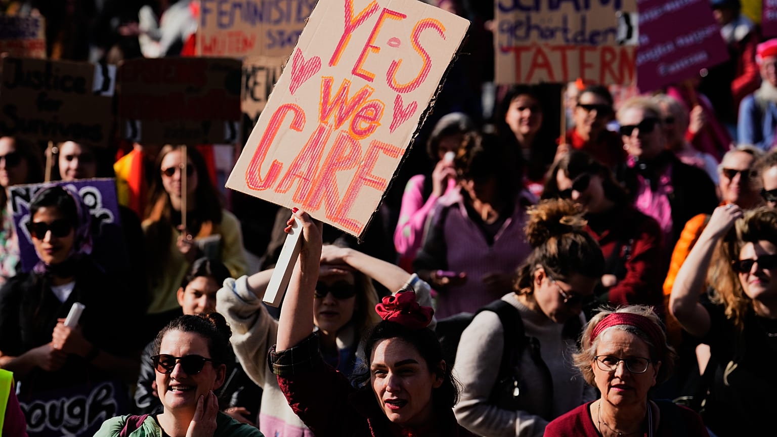 Im Bundestag wurde ein Gesetzesentwurf gegen digitale Gewalt an Frauen debattiert, während Demonstrationen immer mehr Menschen versammeln. (Symbolbild)