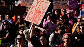Im Bundestag wurde ein Gesetzesentwurf gegen digitale Gewalt an Frauen debattiert, während Demonstrationen immer mehr Menschen versammeln. (Symbolbild)