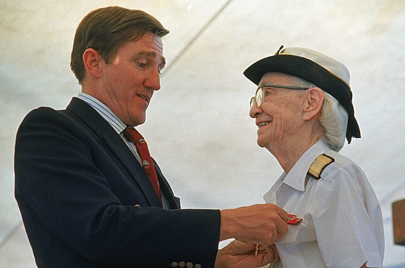Auf diesem Archivbild von 1986 wird Admiral Grace Hopper bei ihrer Verabschiedung in Boston, USA, von Marineminister John Lehman geehrt.