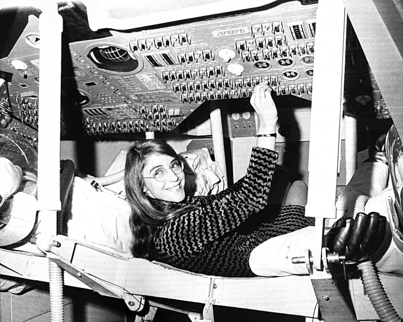 Die US-Informatikerin Margaret Hamilton im Instrumentation Laboratory des MIT sitzt in einem Nachbau des Apollo-Kommandomoduls an einer Schule in Cambridge, USA, 1969.