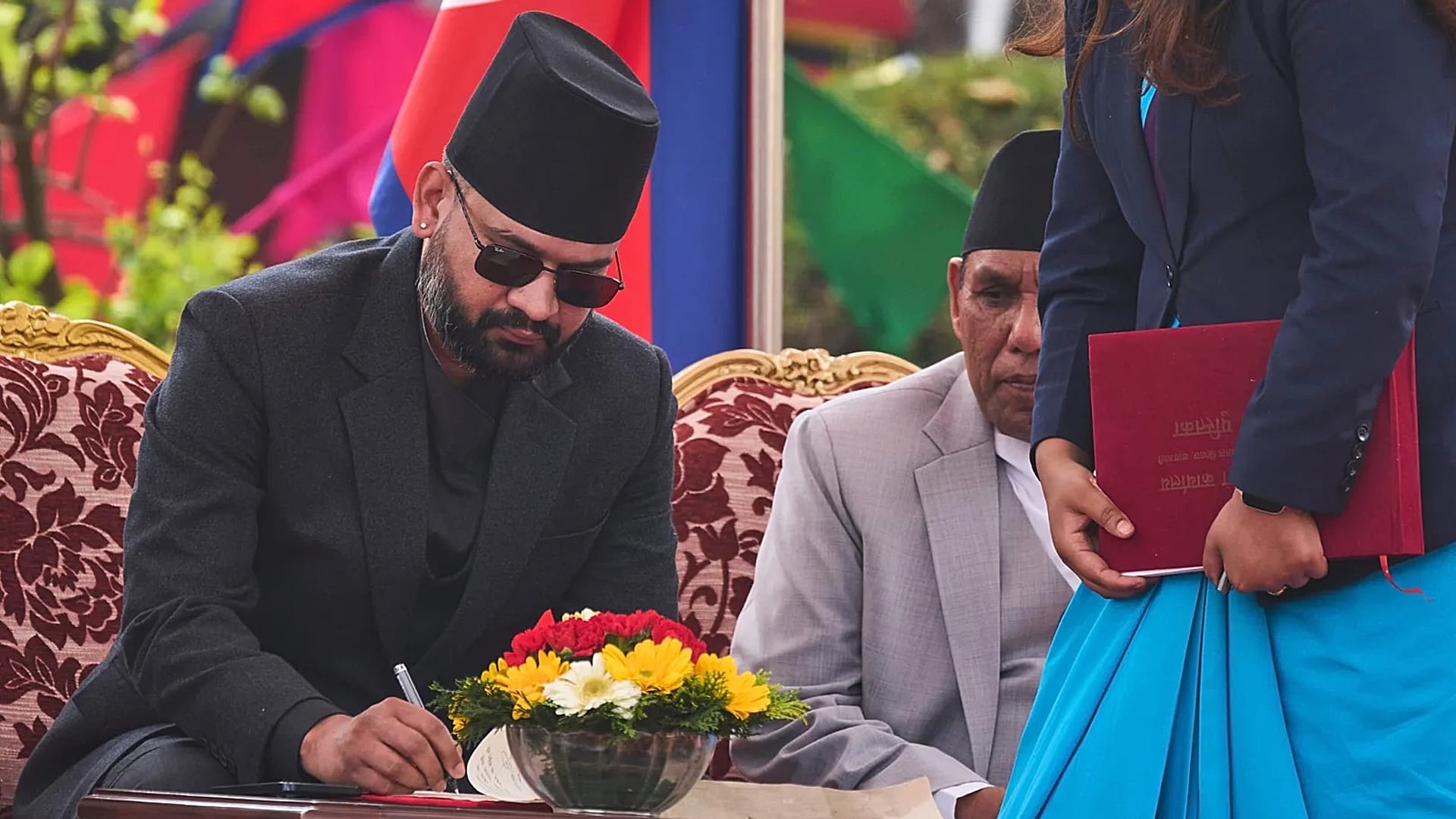 O mais jovem primeiro-ministro do Nepal, Balendra Shah, assina documentos depois de fazer o juramento de posse no edifício presidencial em Katmandu, 27 de março de 2026