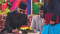 El primer ministro más joven de Nepal, Balendra Shah, firma documentos tras jurar el cargo en el edificio presidencial de Katmandú, 27 de marzo de 2026.