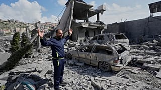 Un uomo osserva il luogo in cui un attacco aereo israeliano ha colpito un'abitazione uccidendo diverse persone nel villaggio di Saksakiyeh, nel sud del Libano