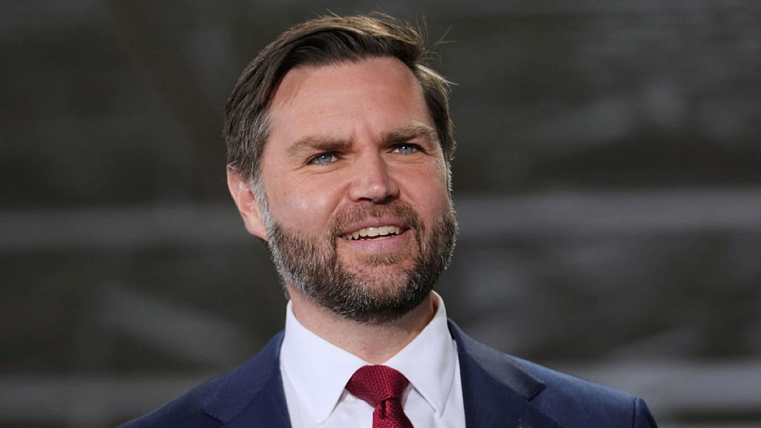 نائب الرئيس الأميركي جيه دي فانس يلقي كلمة في مؤتمر شركة إي دي إس آي للكابلات يوم الأربعاء 18 مارس 2026 في أوبورن هيلز، ميشيغان.