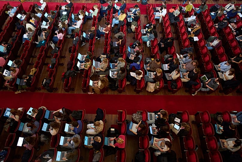 Des étudiants travaillent sur leur ordinateur portable en étudiant en musique au Concertgebouw, à Amsterdam, aux Pays-Bas, le 5 mars 2026.