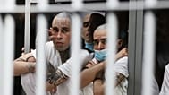 ARCHIVO - Presos sentados en su celda en la megaprisión conocida como Centro de Detención contra el Terrorismo (CECOT) en Tecololuca, El Salvador, el 30 de enero de 2026.