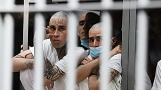 ARCHIVO - Presos sentados en su celda en la megaprisión conocida como Centro de Detención contra el Terrorismo (CECOT) en Tecololuca, El Salvador, el 30 de enero de 2026.