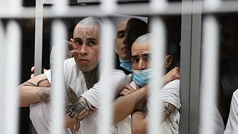 ARQUIVO - Prisioneiros sentados na sua cela na mega-prisão conhecida como Centro de Detenção contra o Terrorismo (CECOT) em Tecololuca, El Salvador, 30 de janeiro de 2026.