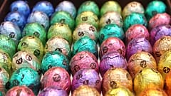 Eine Pralinenboutique in der Brüsseler Innenstadt präsentiert am Freitag, dem sechsten April zweitausendzwölf, eine Auswahl gefüllter Schoko-Eier für Ostern.