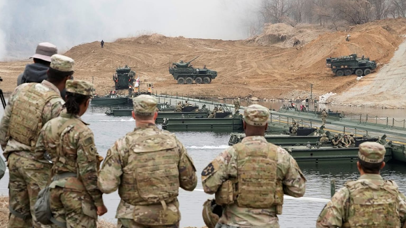 تتحرك المركبات المدرعة التابعة للجيش الأمريكي خلال مناورة مشتركة لعبور النهر بين كوريا الجنوبية والولايات المتحدة يوم السبت 14 مارس 2026.