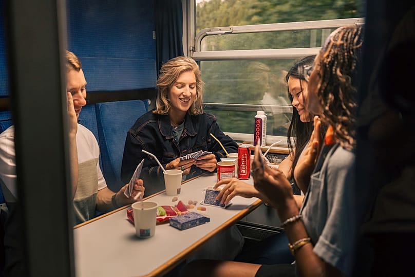 Pode levar comida e bebida a bordo ou fazer pedidos através de código QR