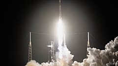 Eine SpaceX-Rakete vom Typ Falcon 9 startet auf der Cape Canaveral Space Force Station in Florida, USA, am 13. Februar 2026.