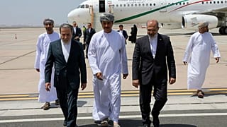 في هذه الصورة التي نشرتها وزارة الخارجية الإيرانية، يظهر وزير الخارجية الإيراني عباس عراقجي (يسار) في استقبال مسؤول عماني لم يُكشف عن هويته (وسط الصورة) 