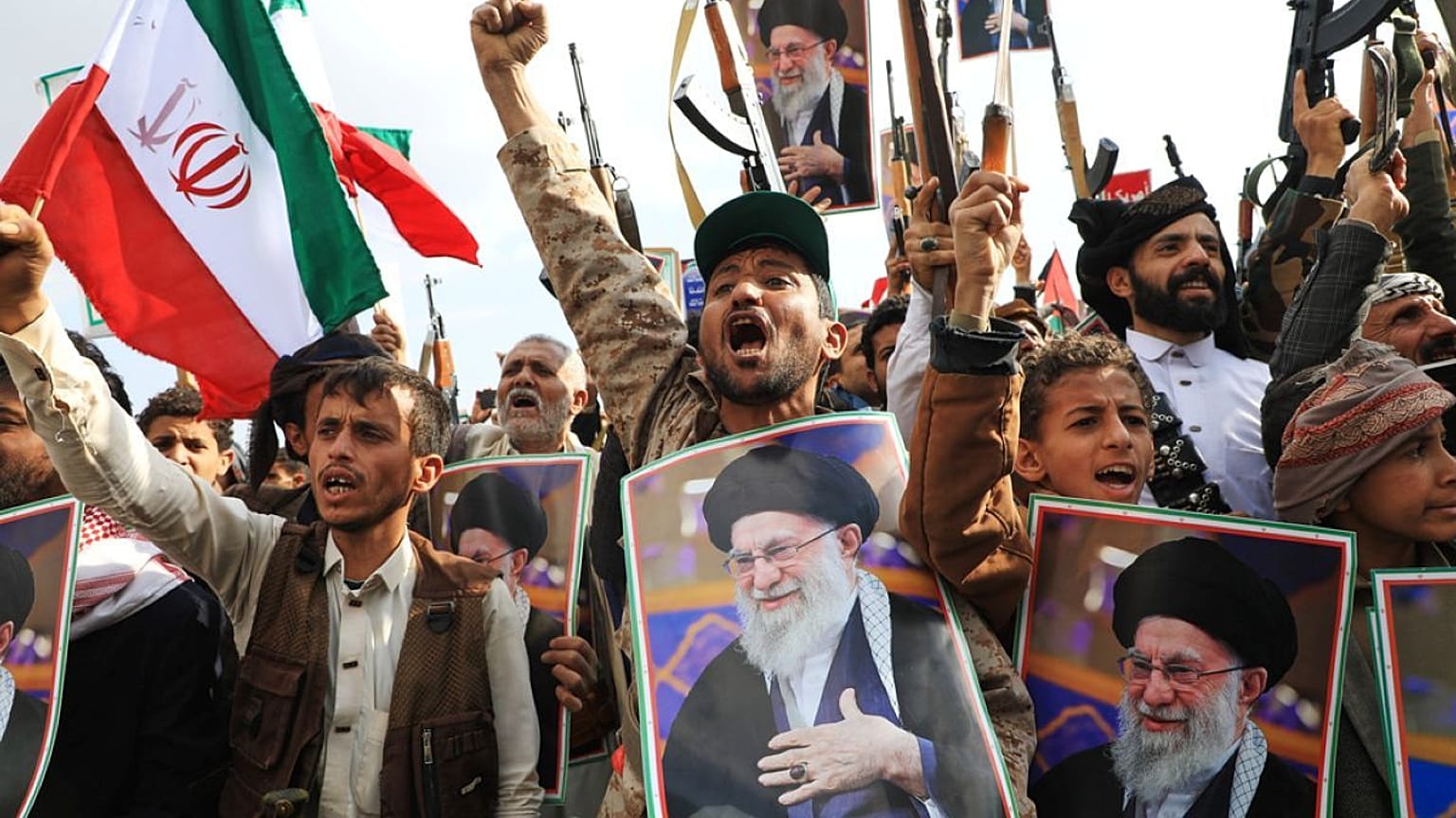 رفع أنصار الحوثيين لافتات للمرشد الأعلى الإيراني الراحل علي خامنئي وأعلاماً إيرانية صنعاء، اليمن، الأحد 1 مارس/آذار 2026.