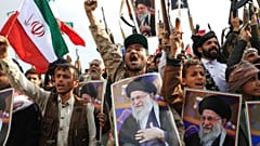 رفع أنصار الحوثيين لافتات للمرشد الأعلى الإيراني الراحل علي خامنئي وأعلاماً إيرانية صنعاء، اليمن، الأحد 1 مارس/آذار 2026.